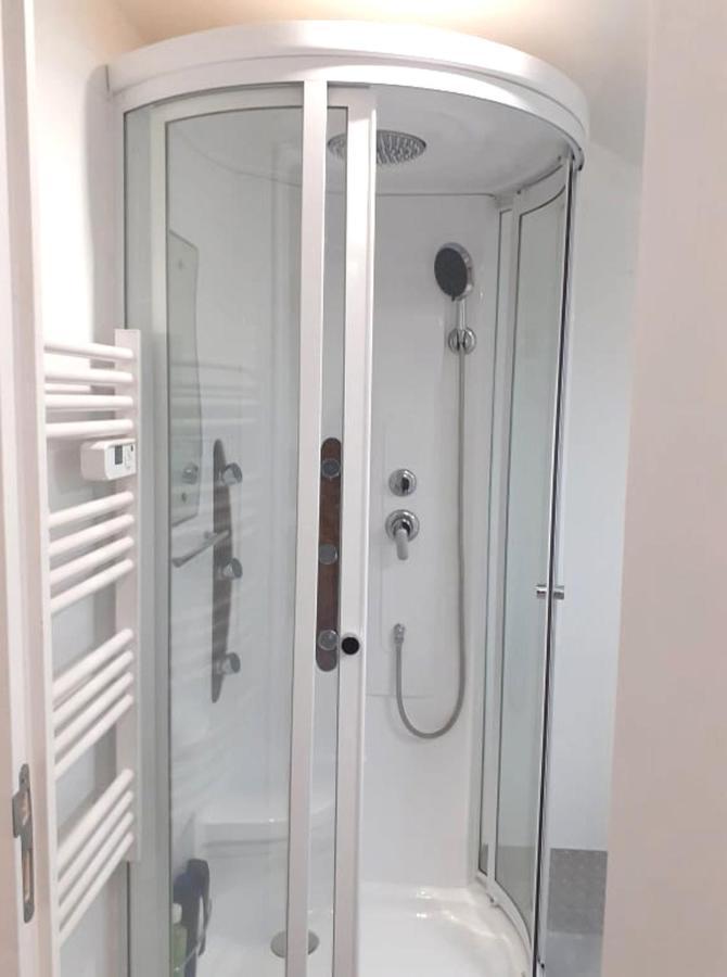 10 - Joli Studio Avec Deux Lits, Tout Equipe Pour 1, 2 Ou 3 Personnes Maximum, Vue Sur Parc Arbore, Parking Privatif Gratuit, Grand Fourgon Possible, Tout Le Linge De Maison Est Fourni Razac-sur-lʼIsle Exterior foto